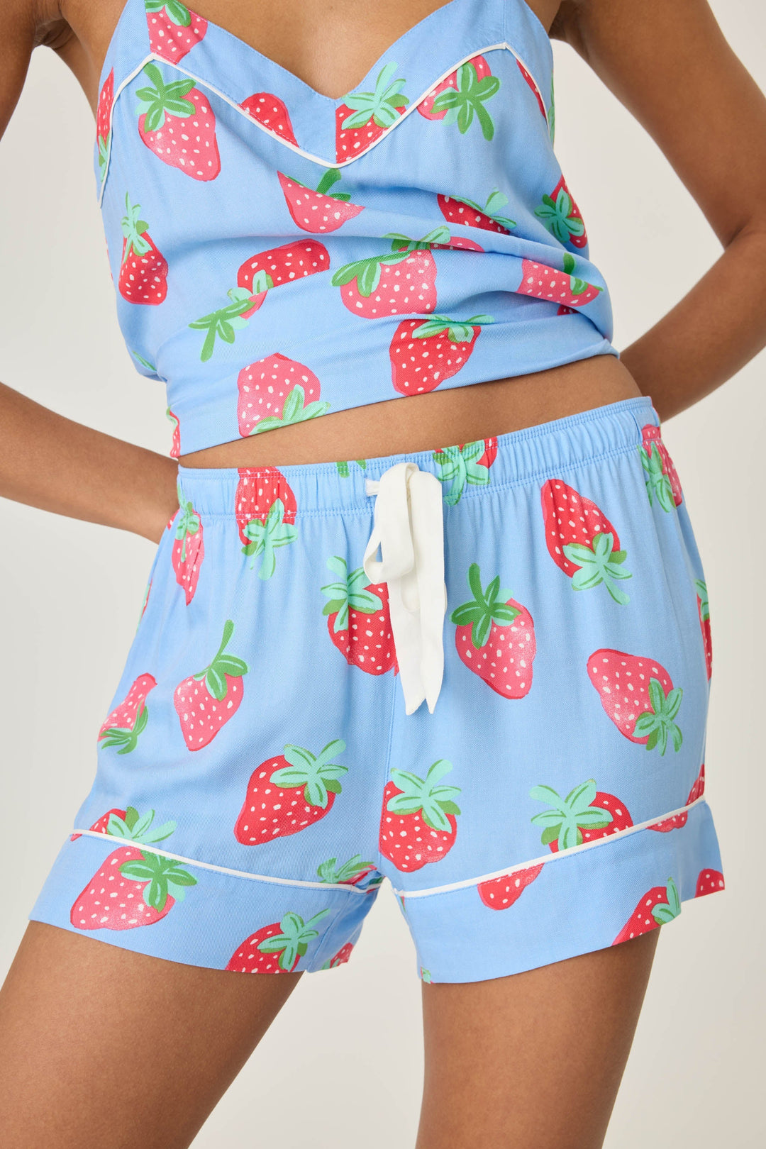 Women's pajama short in blue with strawberry print in woven rayon sateen. Tie-waist.