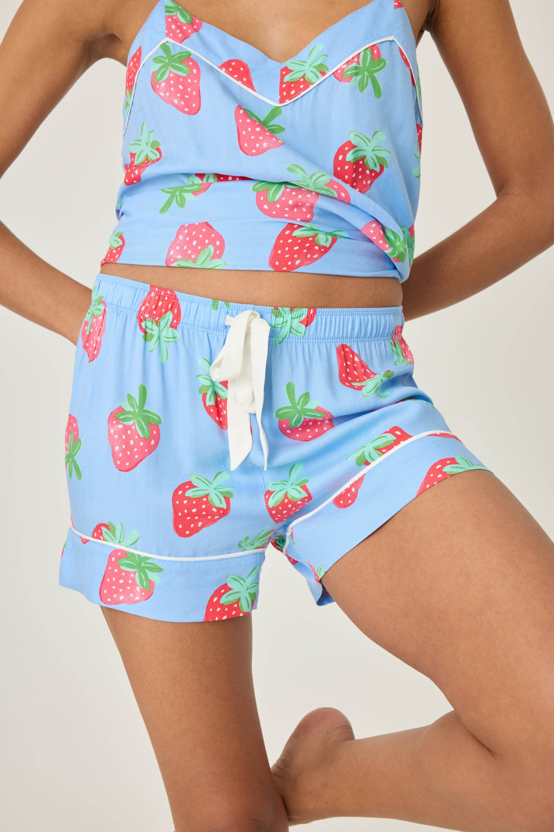 Women's pajama short in blue with strawberry print in woven rayon sateen. Tie-waist.