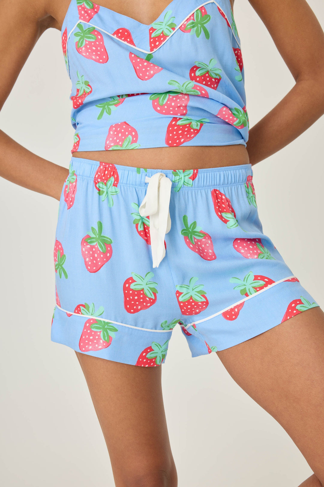 Women's pajama short in blue with strawberry print in woven rayon sateen. Tie-waist.