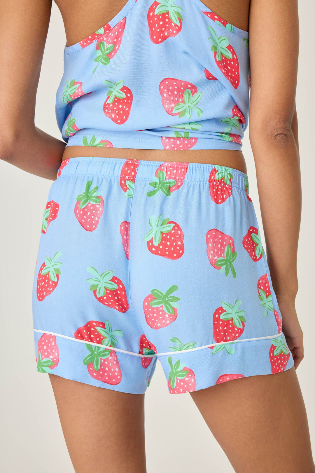 Women's pajama short in blue with strawberry print in woven rayon sateen. Tie-waist.