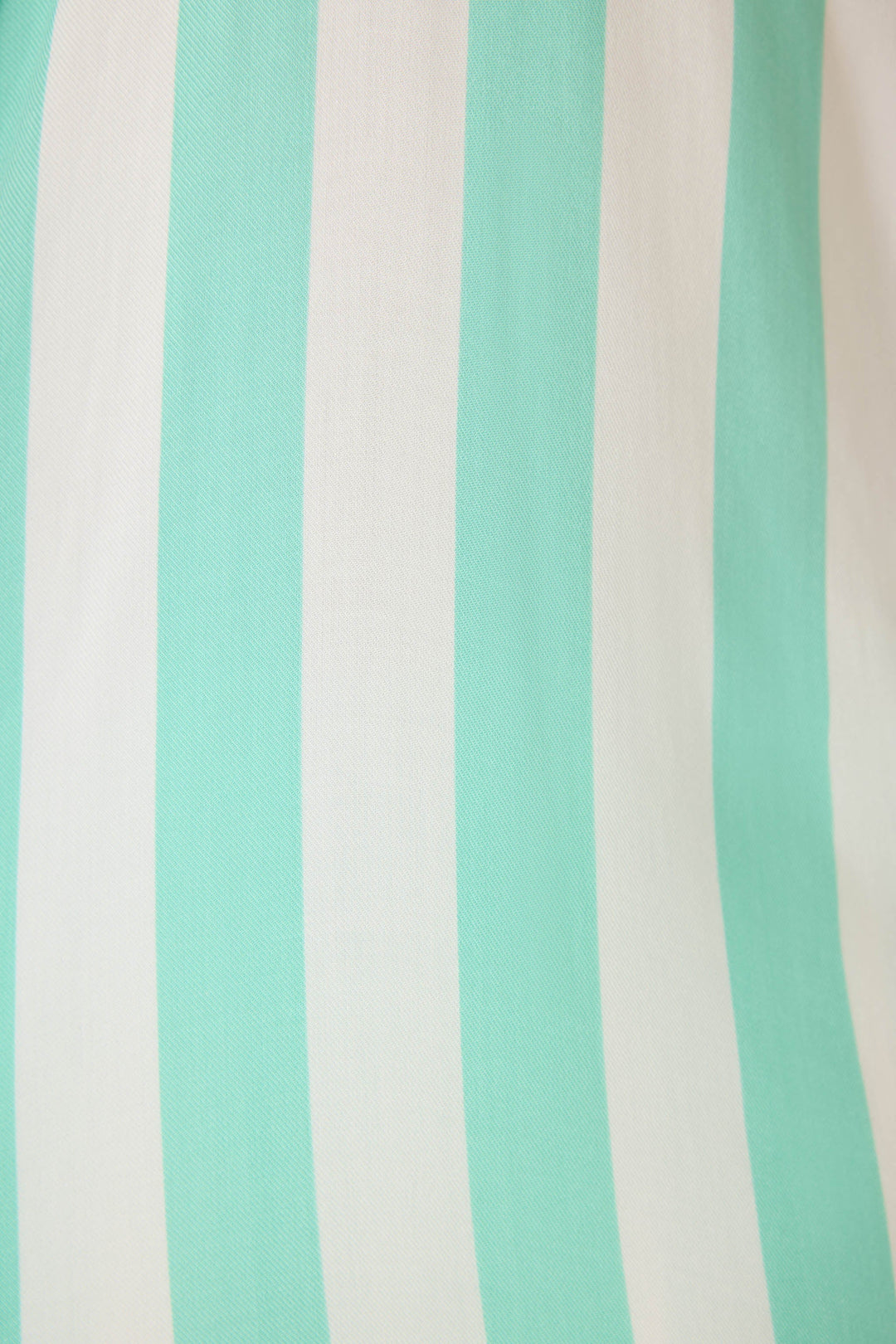 Women's pajama short in ivory-green striped print in woven rayon sateen. Tie-waist.
