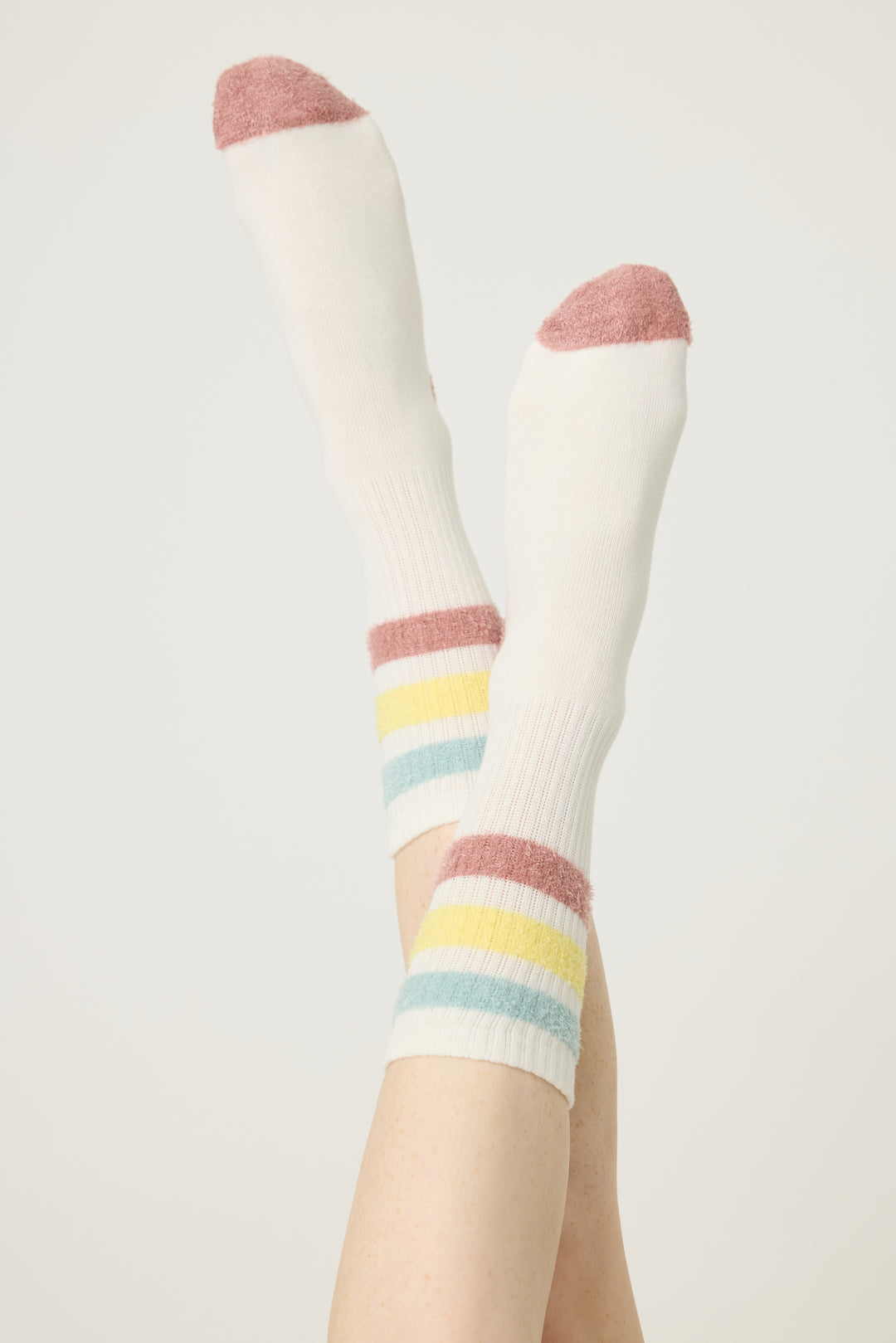 1-pack crew sock with feather yarn pastel stripes. Women & girls ivory sock with gripper soles.