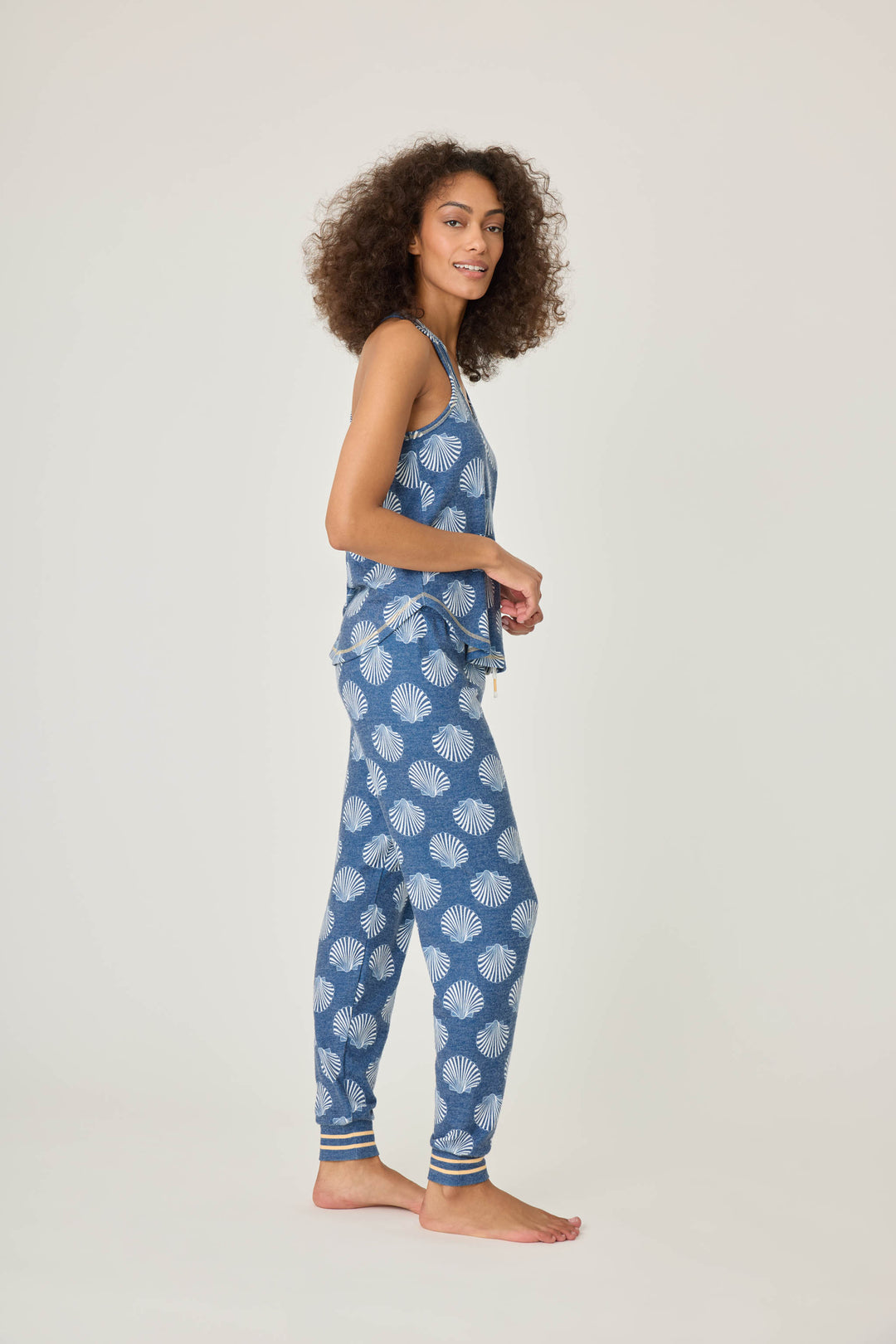 Women's navy blue shell-printed lounge set tank top & banded jogger for women.