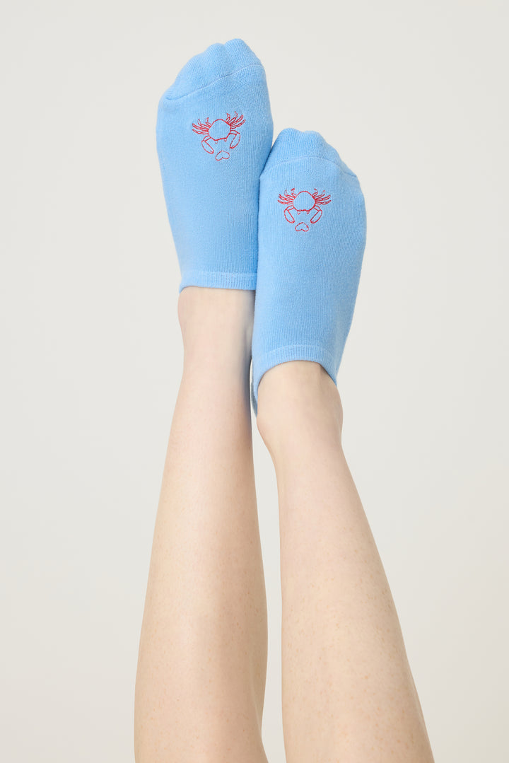 2-pack half-cushion liner socks. Women & girls socks in blue with crab embroidery & solid ivory.