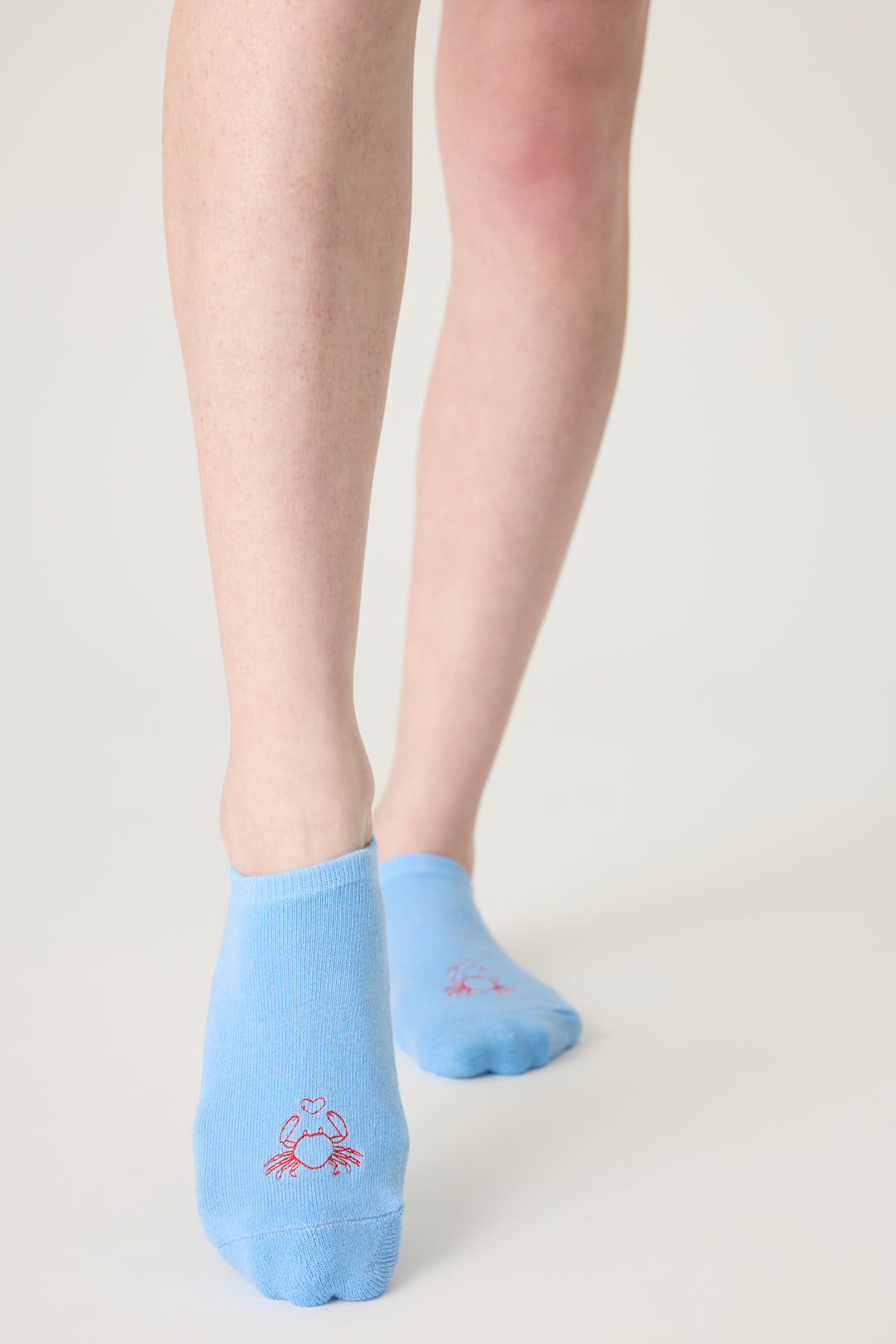 2-pack half-cushion liner socks. Women & girls socks in blue with crab embroidery & solid ivory.