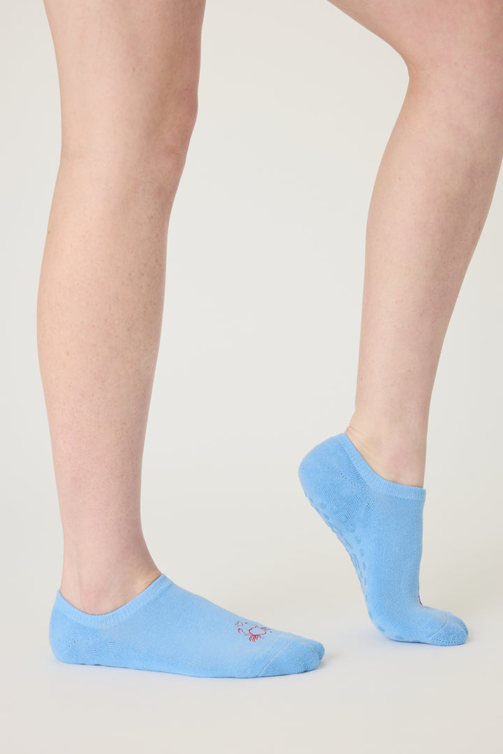2-pack half-cushion liner socks. Women & girls socks in blue with crab embroidery & solid ivory.