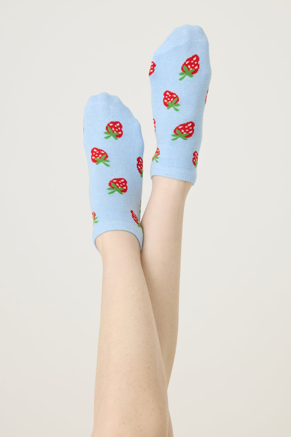 3-pack no-show socks in print/pattern. Women's & girls' socks in strawberry print, green stripe & solid grey.