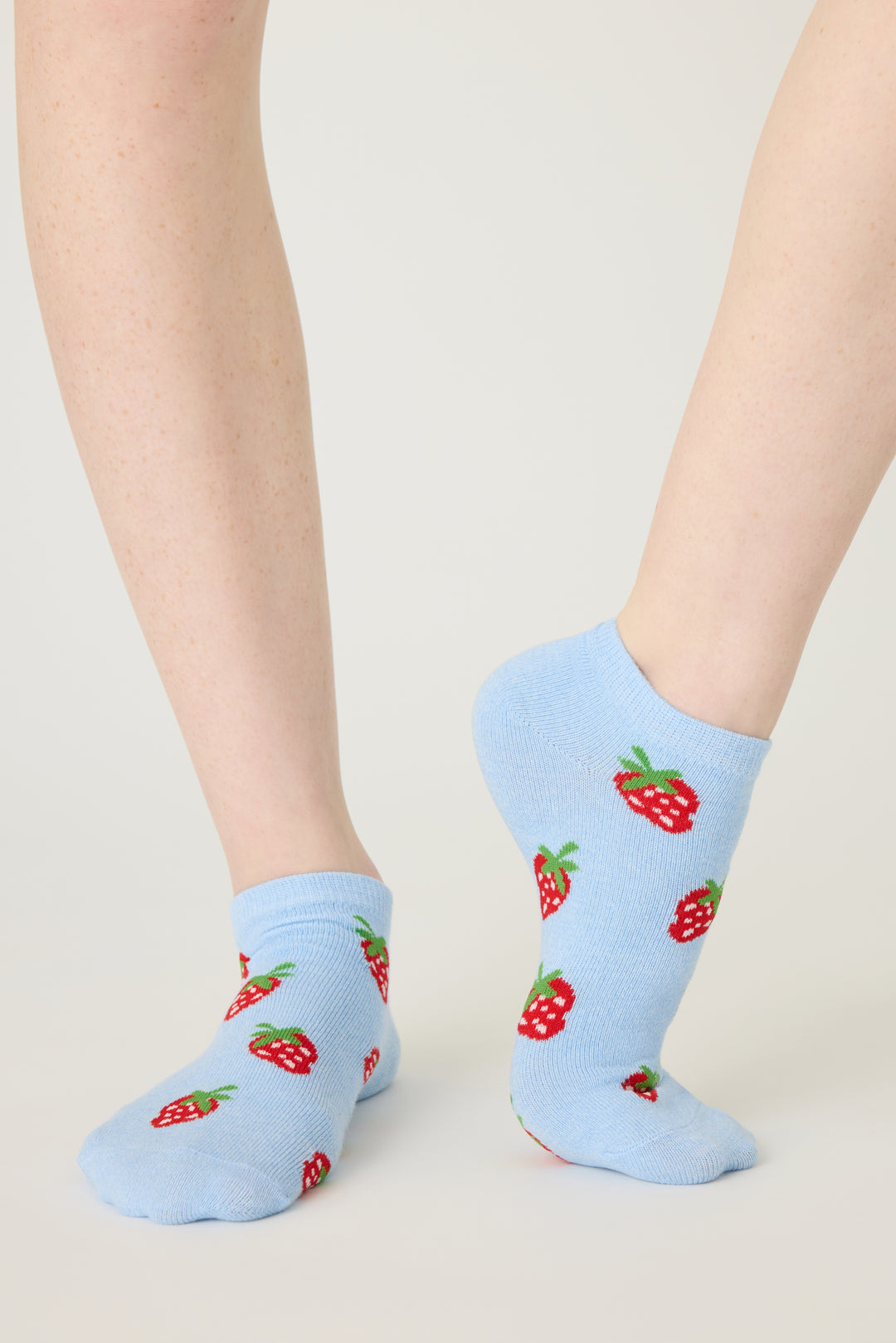 3-pack no-show socks in print/pattern. Women's & girls' socks in strawberry print, green stripe & solid grey.