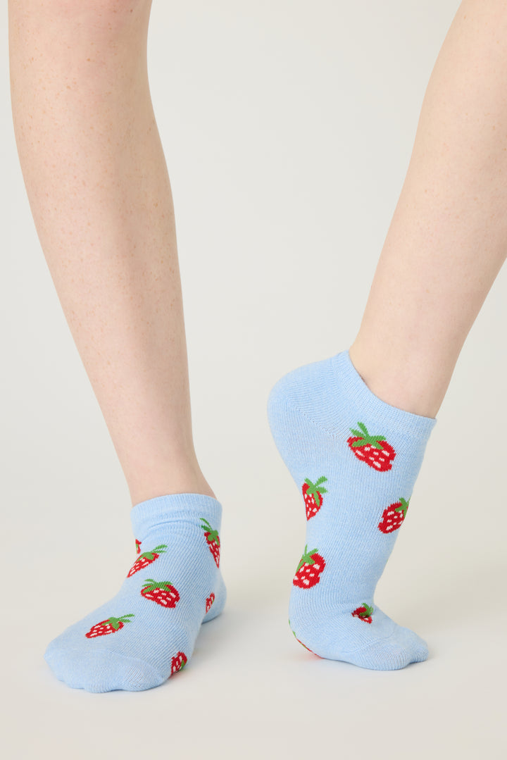 3-pack no-show socks in print/pattern. Women's & girls' socks in strawberry print, green stripe & solid grey.