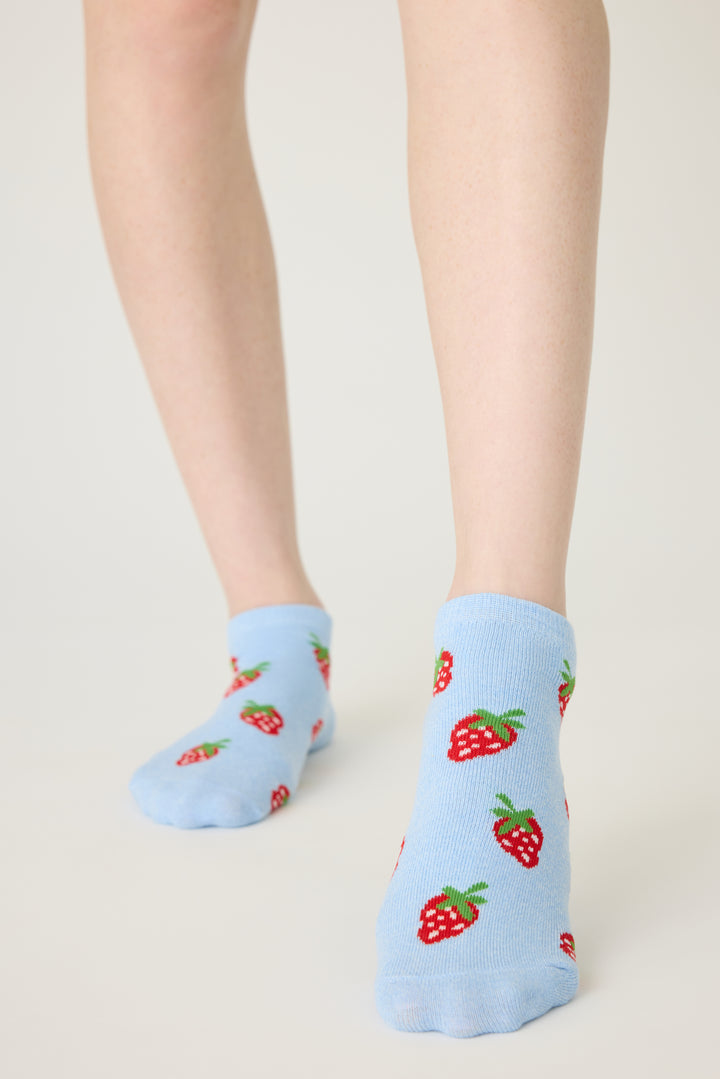 3-pack no-show socks in print/pattern. Women's & girls' socks in strawberry print, green stripe & solid grey.