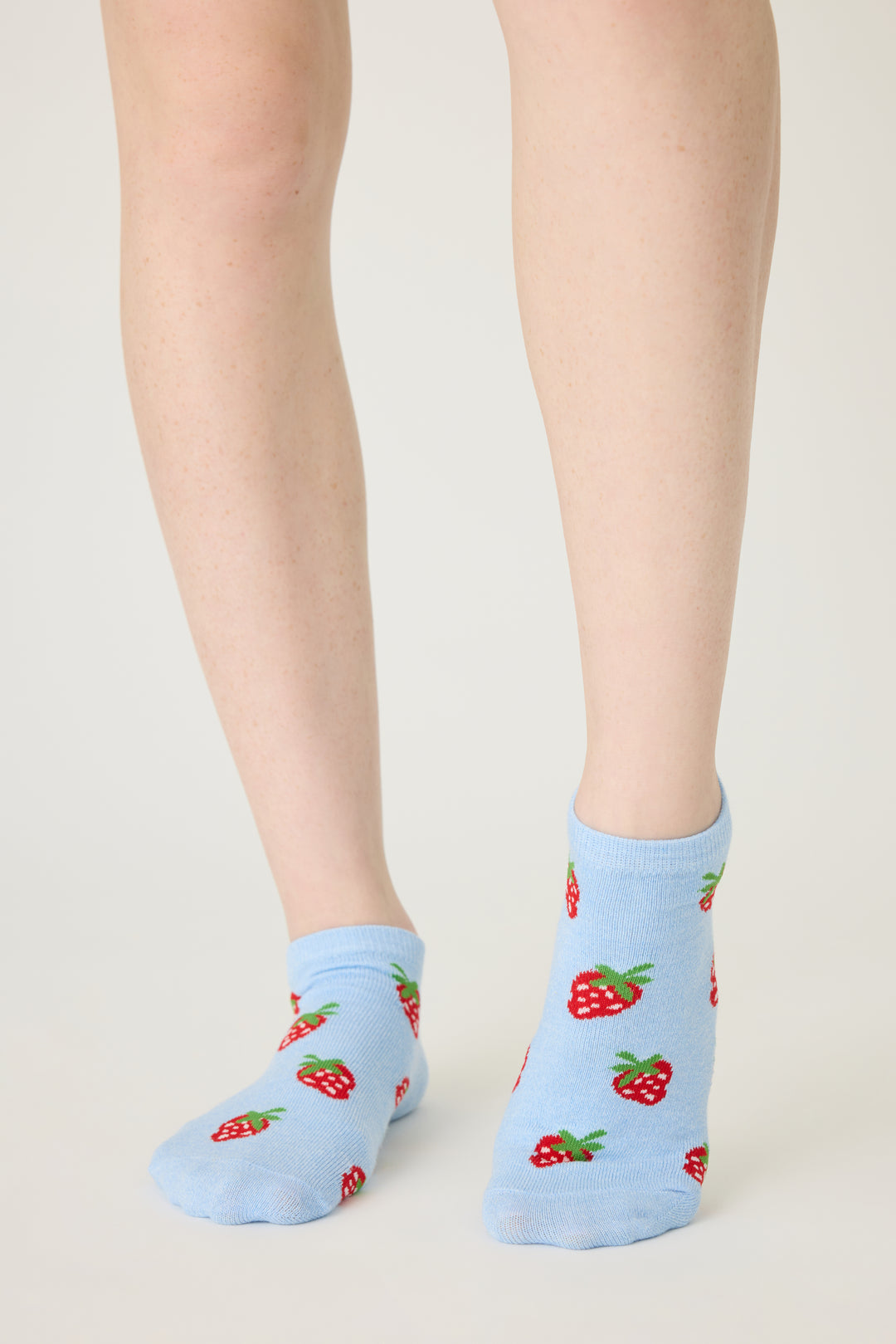 3-pack no-show socks in print/pattern. Women's & girls' socks in strawberry print, green stripe & solid grey.