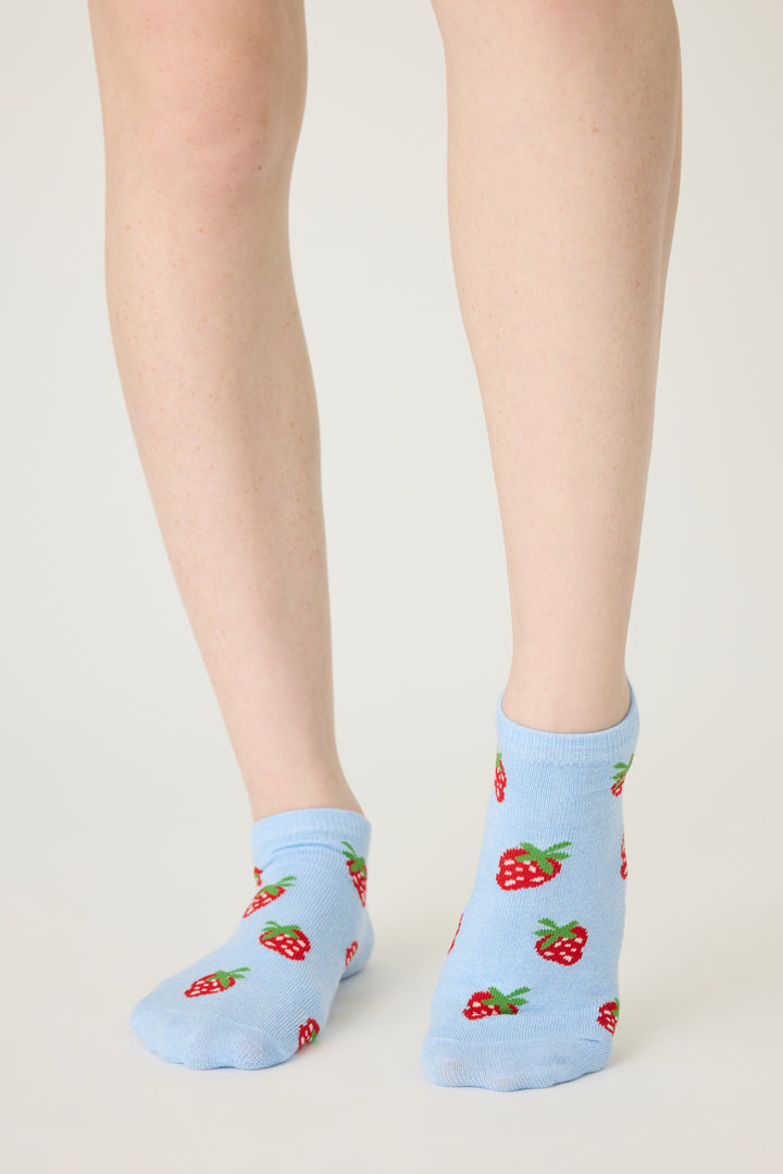 3-pack no-show socks in print/pattern. Women's & girls' socks in strawberry print, green stripe & solid grey.