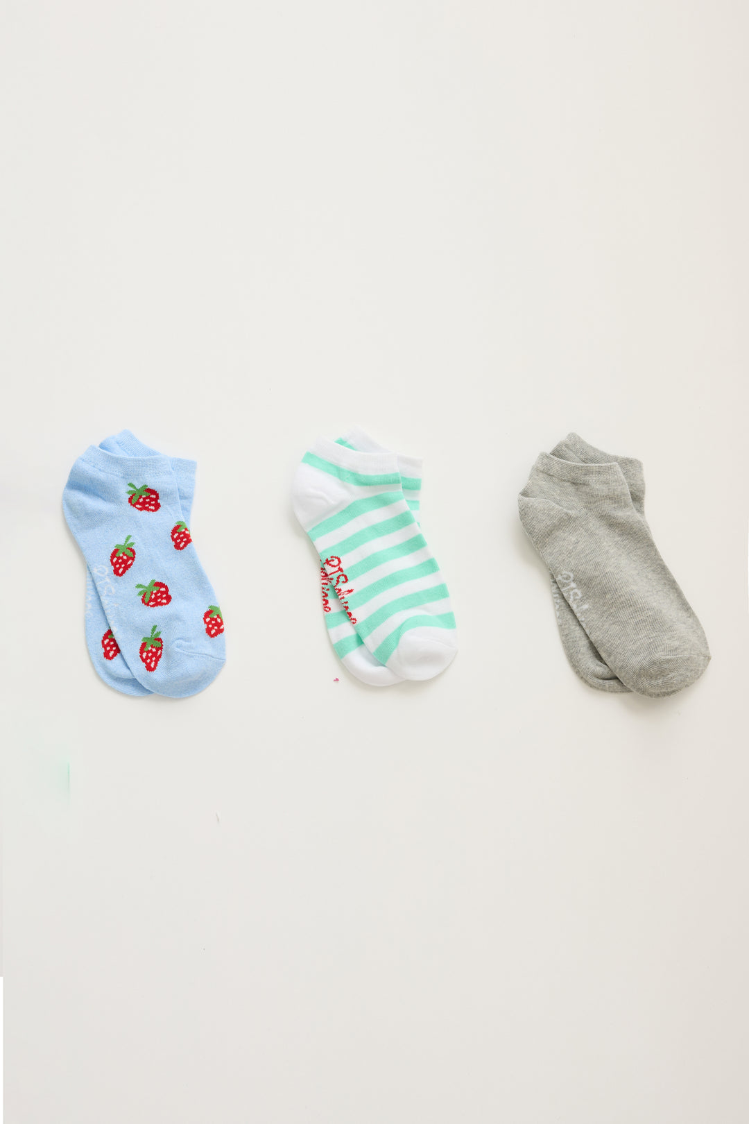 3-pack no-show socks in print/pattern. Women's & girls' socks in strawberry print, green stripe & solid grey.