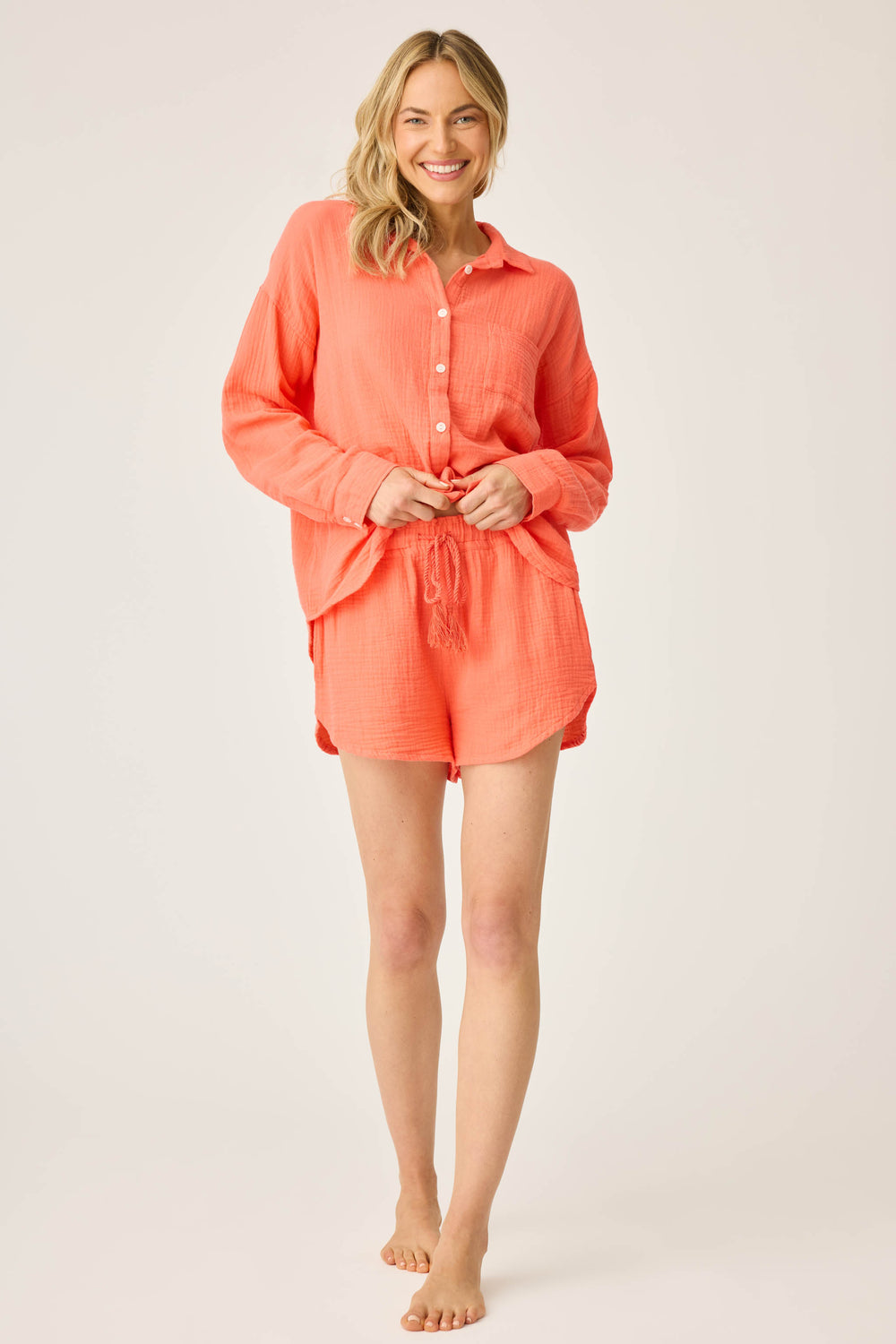 Women's red-orange lounge short in cotton woven gauze. Elastic waist with tie.