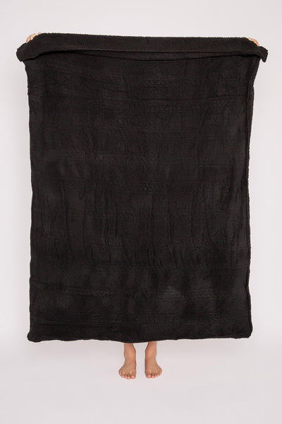 Cable-embossed plush reversible blanket in black cable print with curly faux fur reverse. Personal size. (7231866765412)