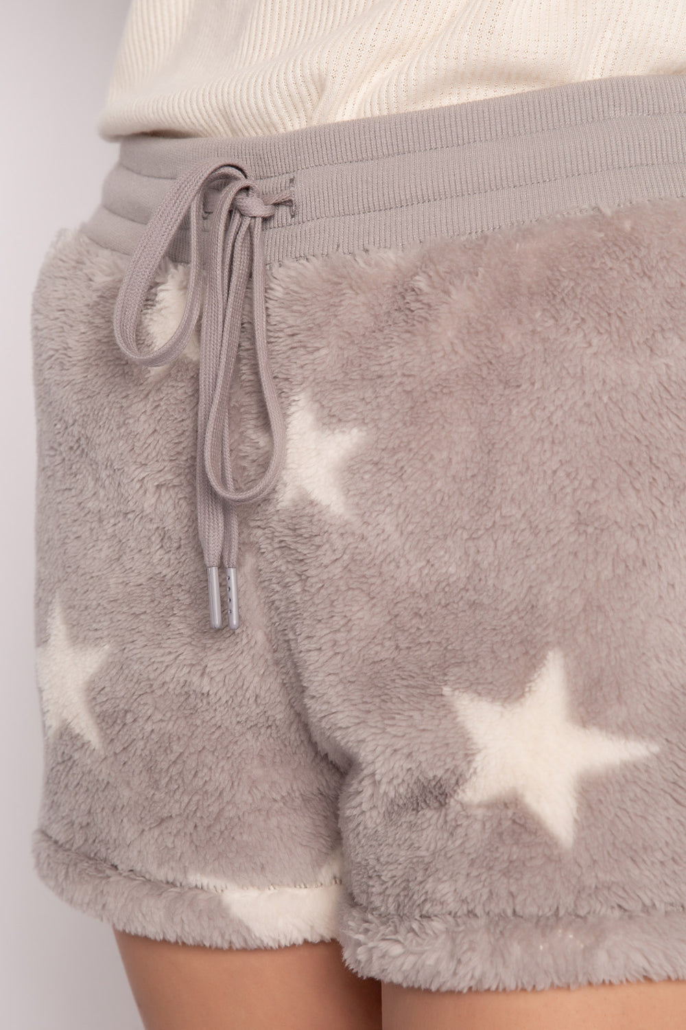 Printed cozy plush cozy short in grey-white star print. Ribbed waistband with tie. (7231872630884)