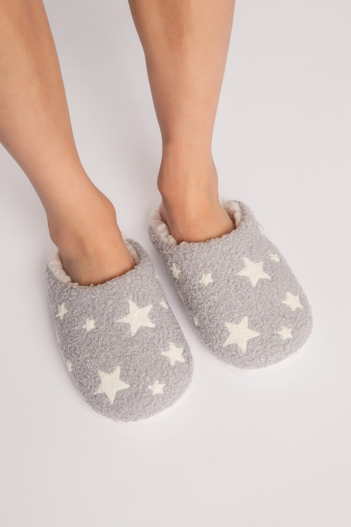 Printed cozy plush slipper in grey-white star print. Cozy footbed lining & rubber sole. (7231872827492)