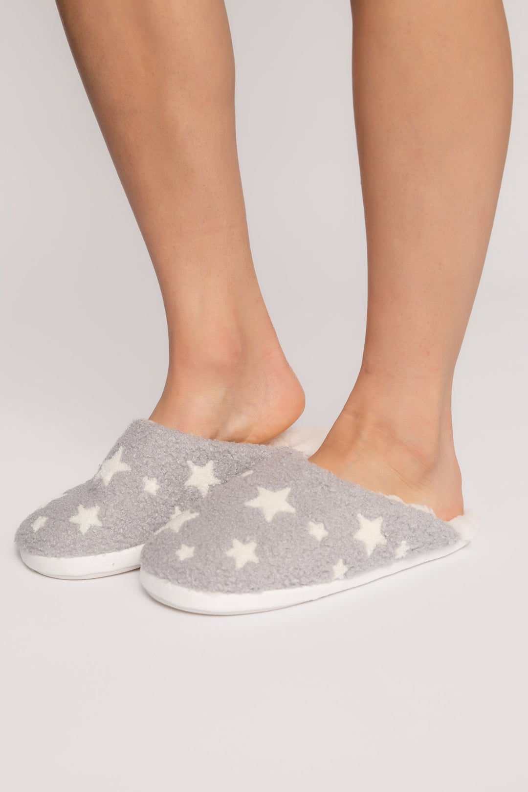Printed cozy plush slipper in grey-white star print. Cozy footbed lining & rubber sole. (7231872827492)