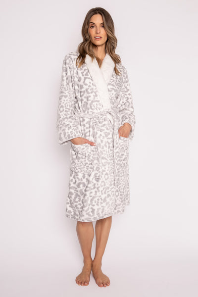 Silky plush robe in ivory-grey leopard print. Two pockets & ivory faux fur collar. (7231876464740)