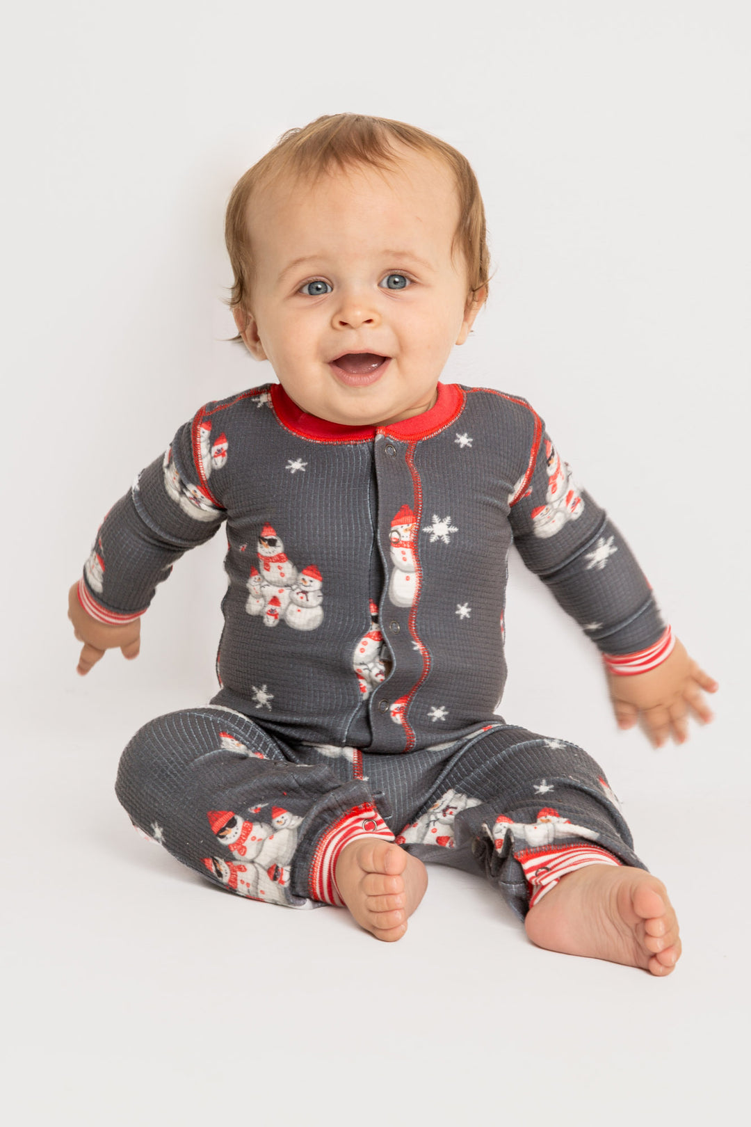 Infant pajama in grey thermal velour with festive snowman print. Red & white striped cuffs. (7257679626340)