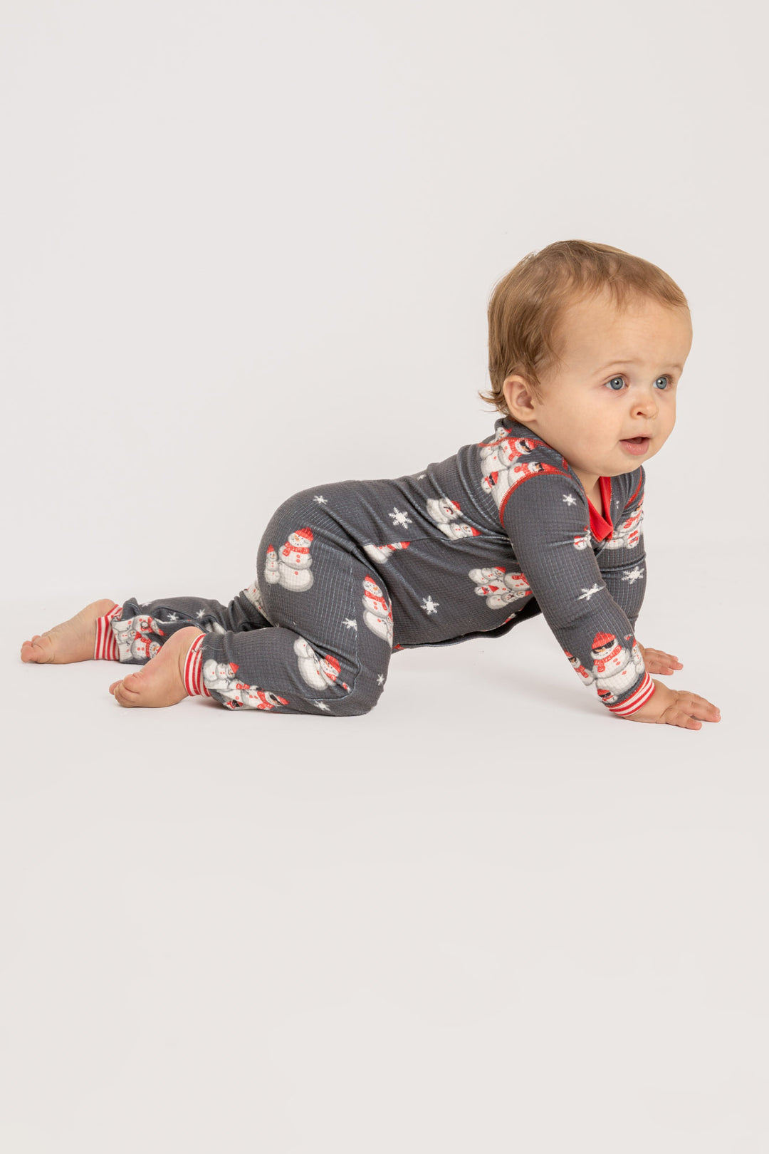 Infant pajama in grey thermal velour with festive snowman print. Red & white striped cuffs. (7257679626340)